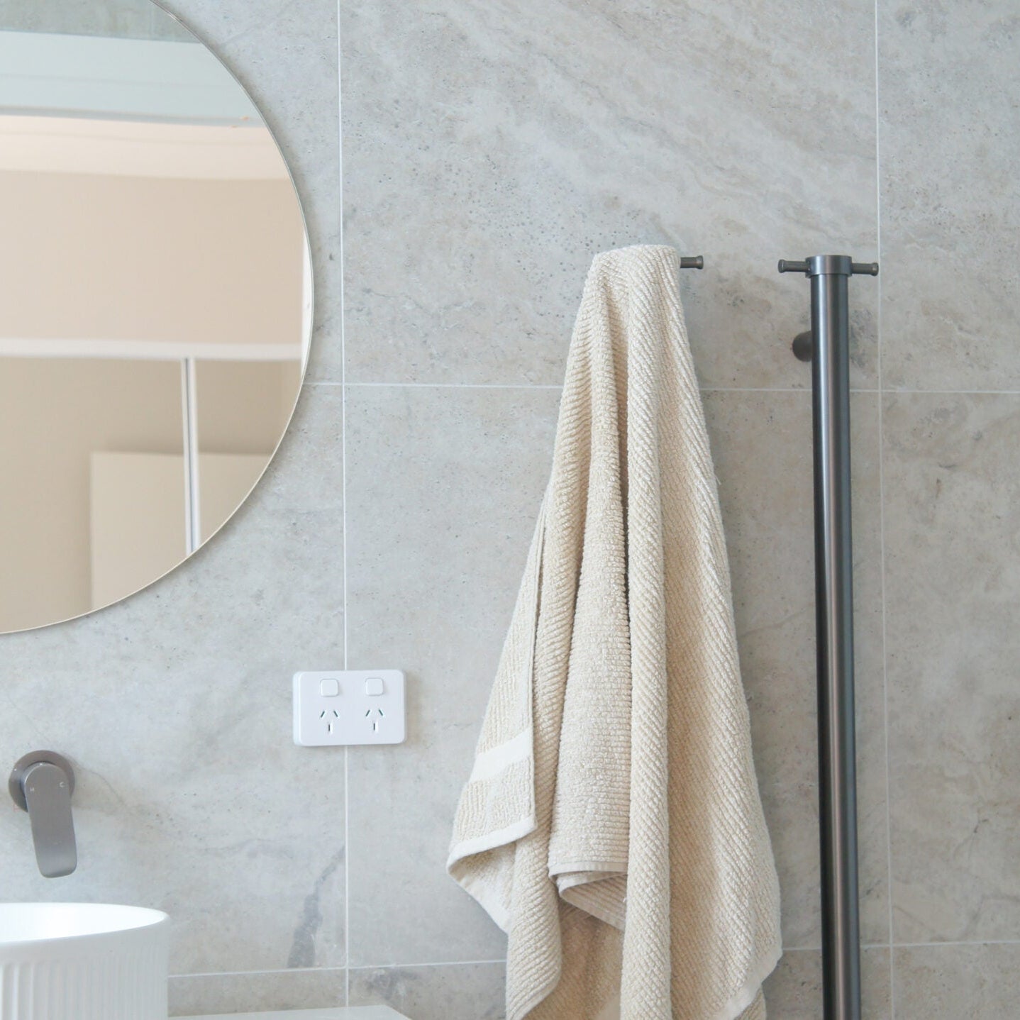 LINSOL ALLEGRA ROUND VERTICAL HEATED TOWEL RAIL WITH T-BAR GUN METAL 950MM