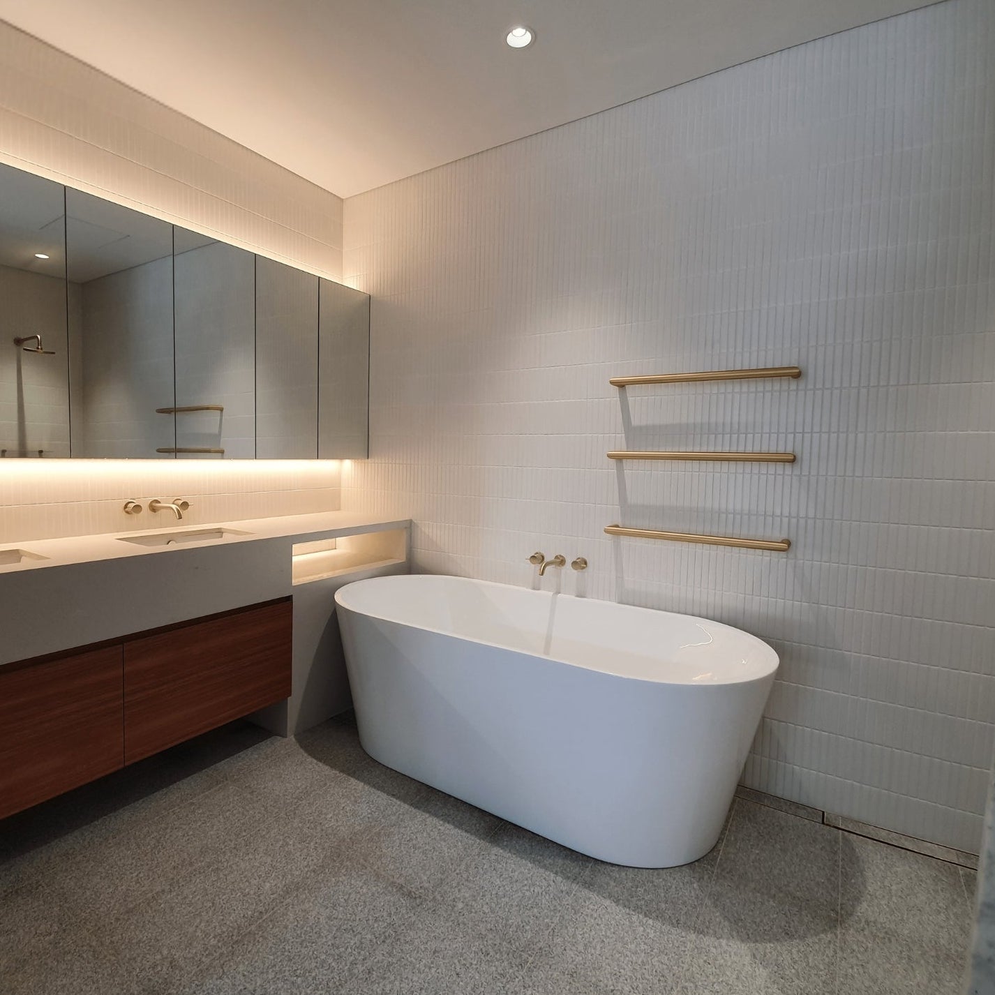 THERMOGROUP ROUND SINGLE BAR HEATED TOWEL RAIL 632MM BRUSHED GOLD