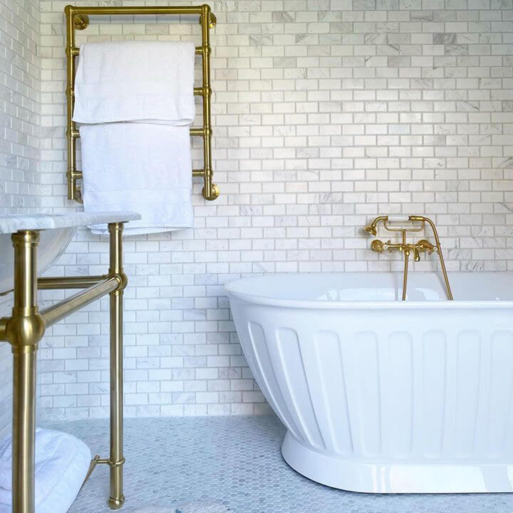 TURNER HASTINGS MAYER LIQUID-FILLED HEATED TOWEL RAIL BRUSHED BRASS 600MM