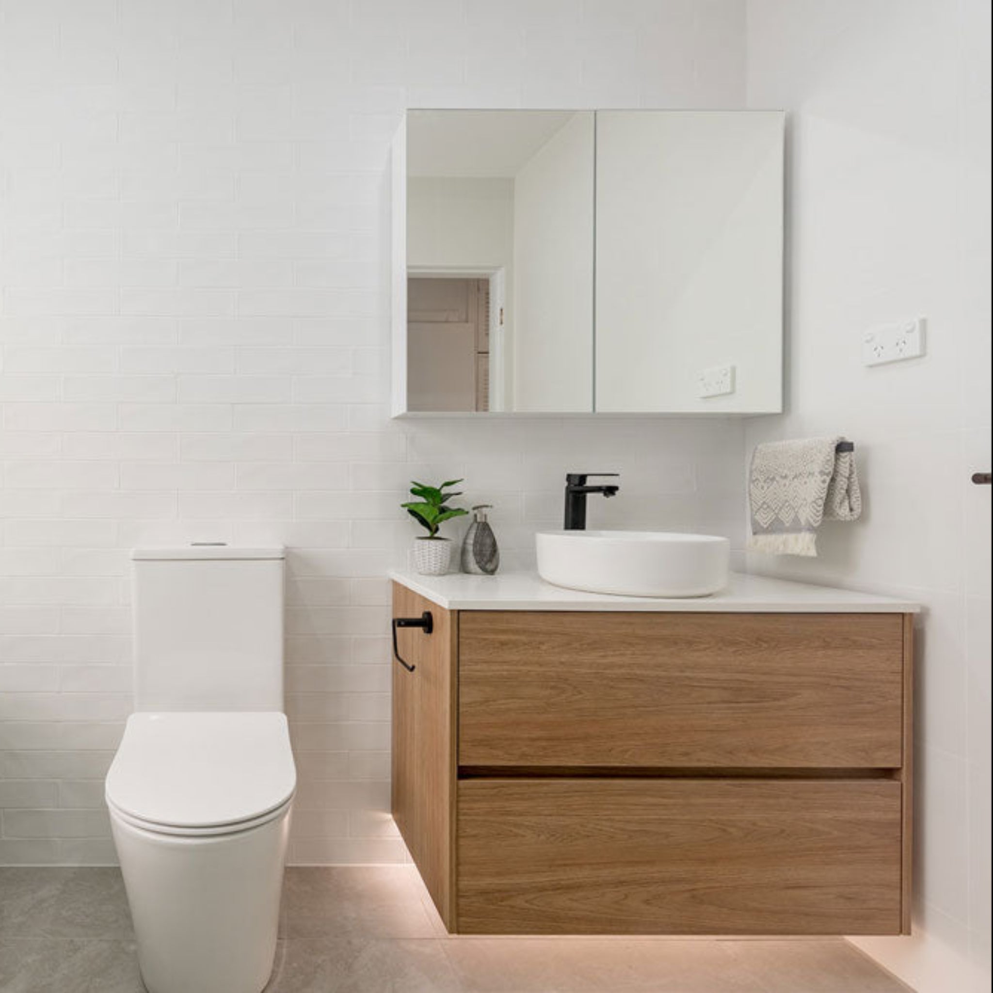 TURNER HASTINGS NARVA RIMLESS BACK TO WALL CLOSE COUPLED TOILET SUITE GLOSS WHITE