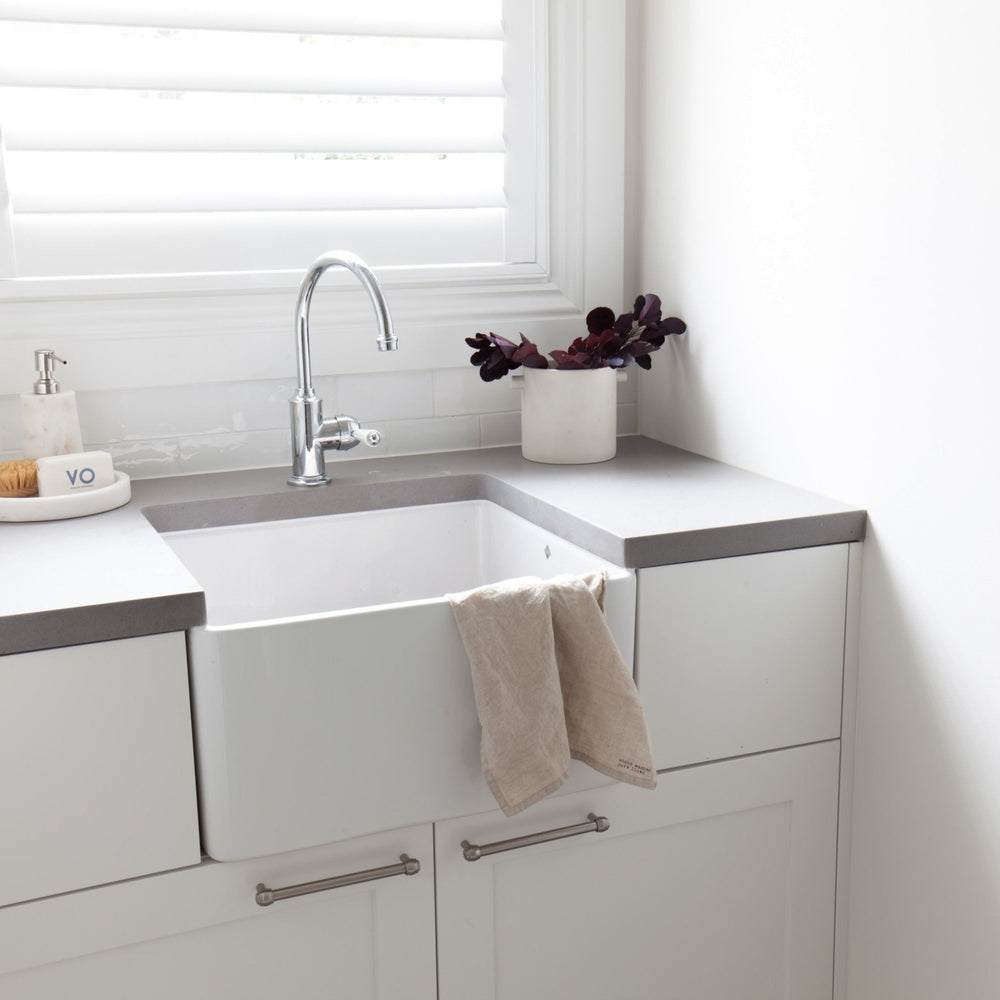 TURNER HASTINGS NOVI FARMHOUSE BUTLER SINK WITH OVERFLOW GLOSS WHITE 500MM