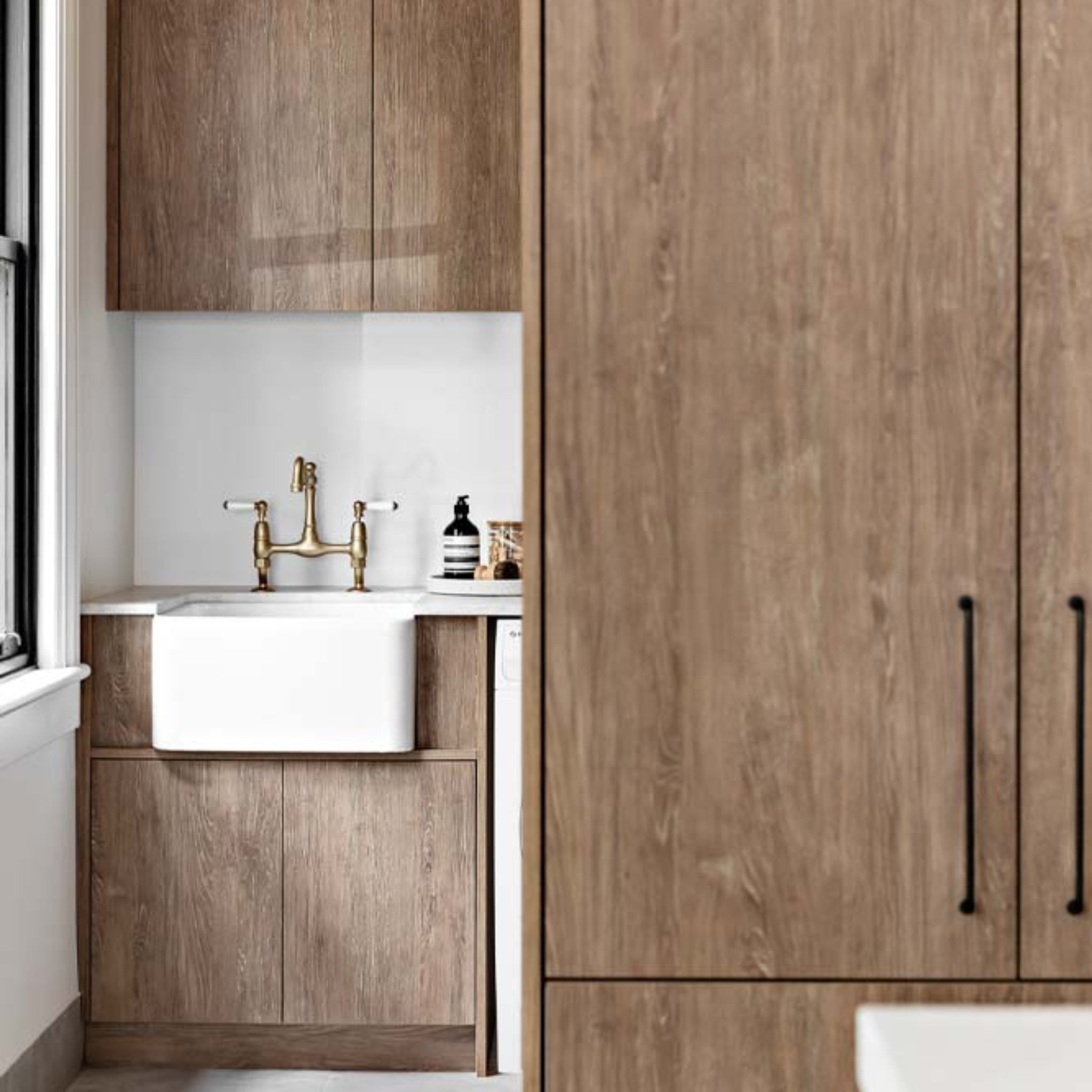 TURNER HASTINGS NOVI FARMHOUSE BUTLER SINK WITH OVERFLOW GLOSS WHITE 500MM