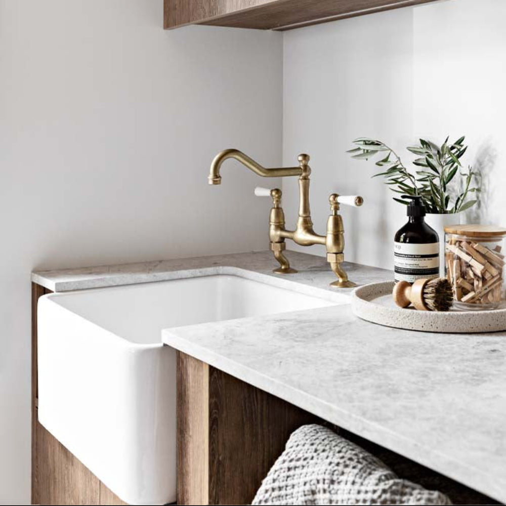 TURNER HASTINGS NOVI FARMHOUSE BUTLER SINK WITH OVERFLOW GLOSS WHITE 500MM