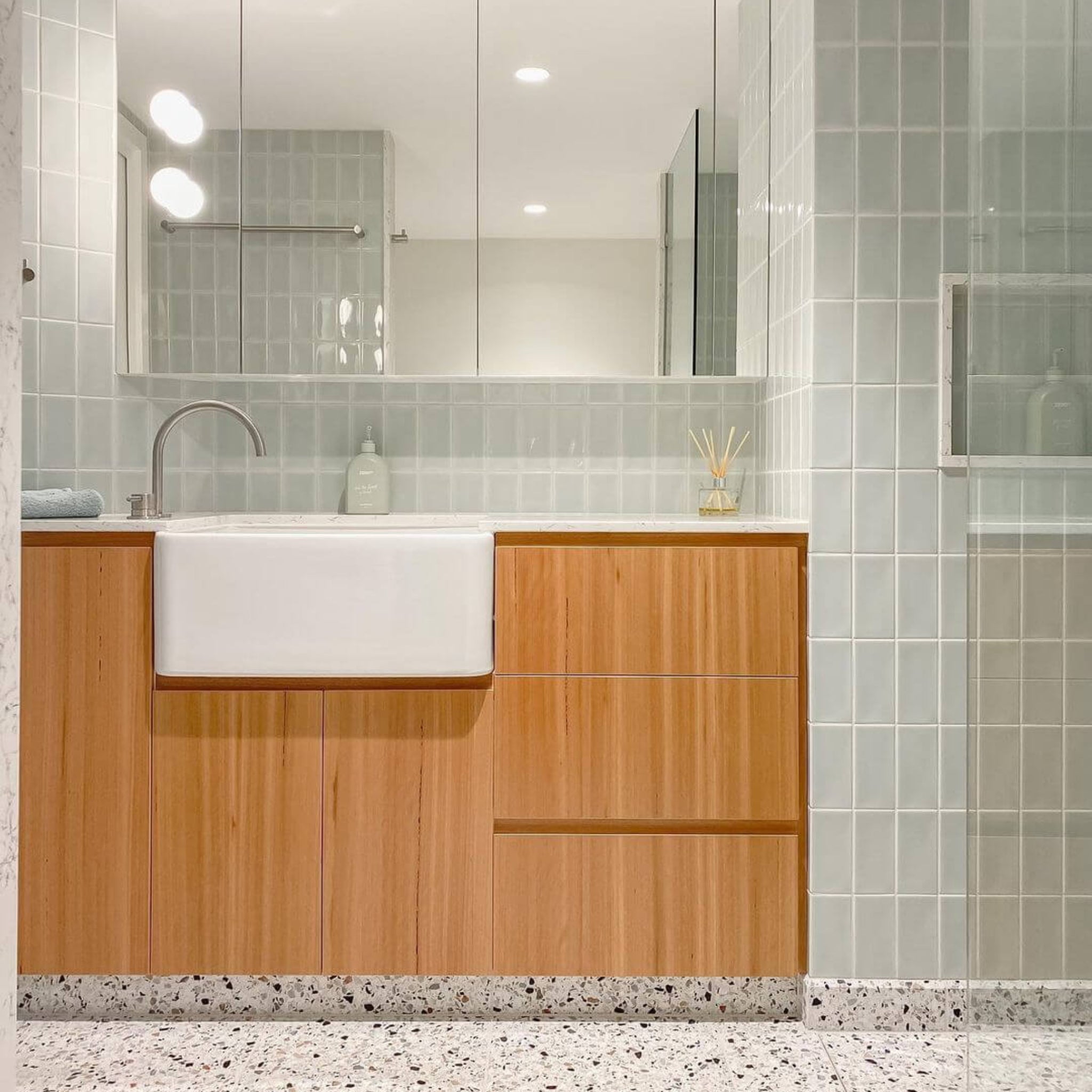 TURNER HASTINGS NOVI FARMHOUSE BUTLER SINK GLOSS WHITE 600MM