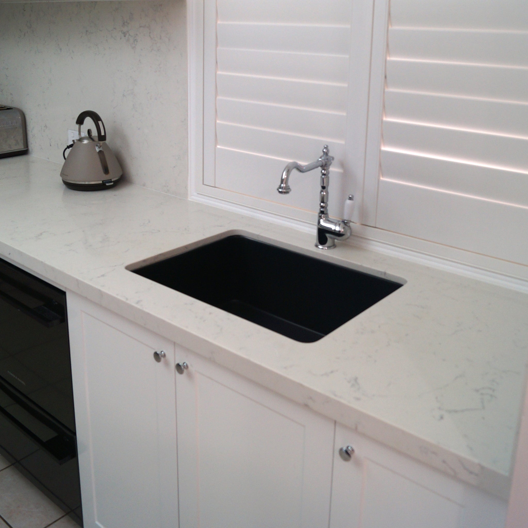 TURNER HASTINGS NOVI FARMHOUSE BUTLER SINK WITH OVERFLOW MATTE BLACK 600MM