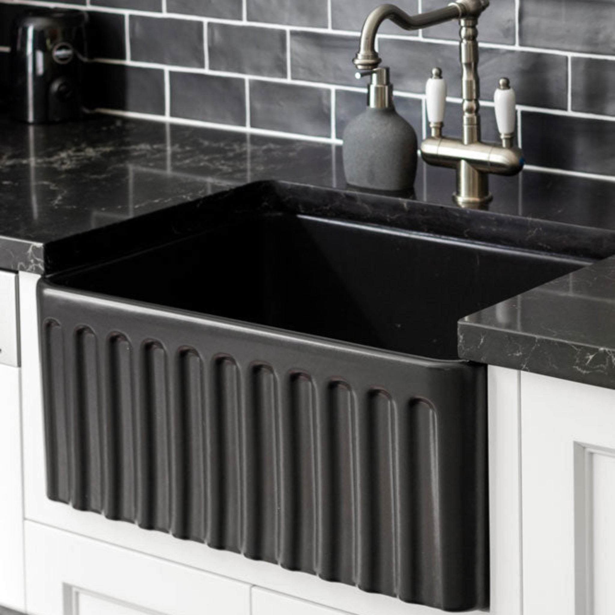 TURNER HASTINGS NOVI FARMHOUSE BUTLER SINK WITH OVERFLOW MATTE BLACK 600MM