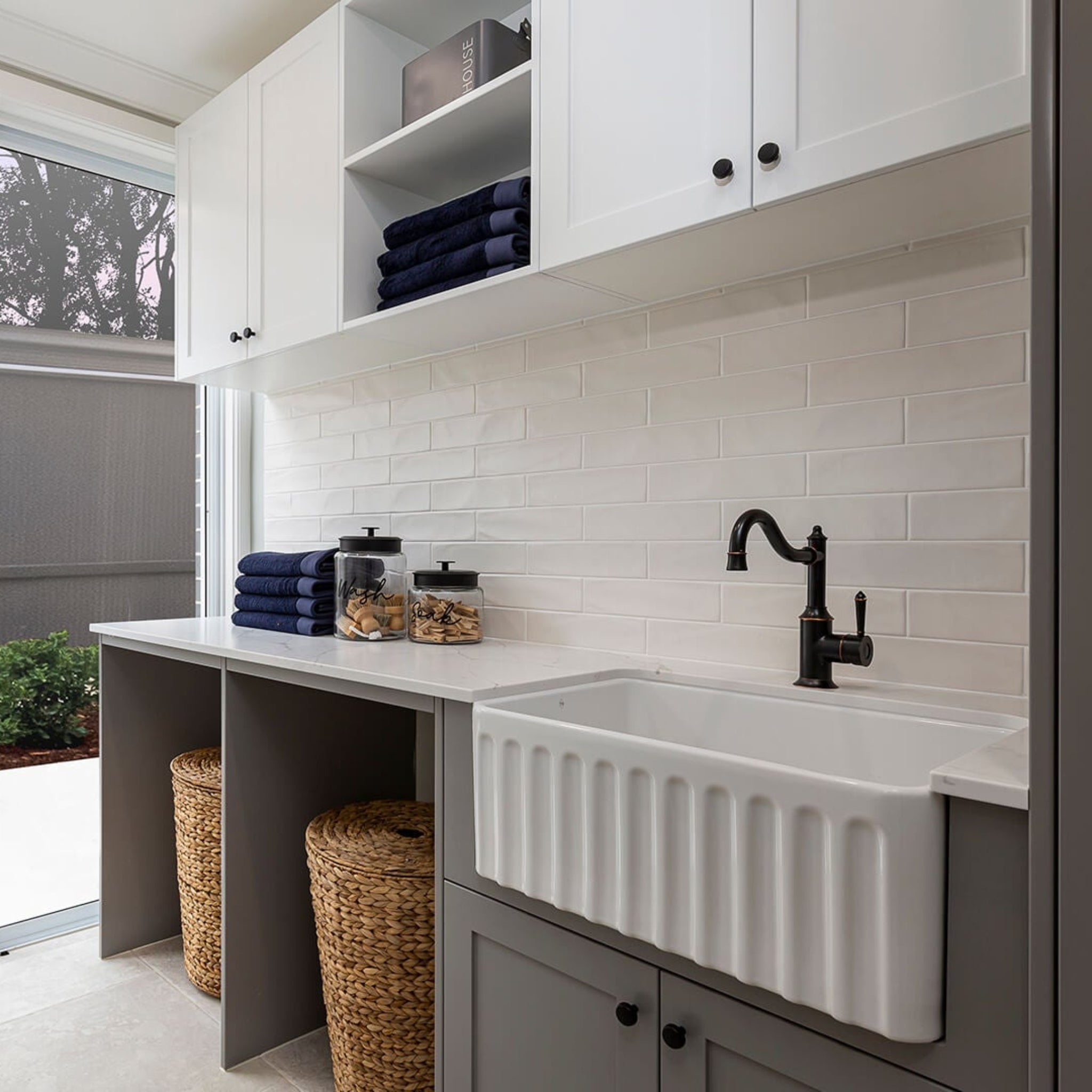 TURNER HASTINGS NOVI FARMHOUSE BUTLER SINK WITH OVERFLOW GLOSS WHITE 765MM