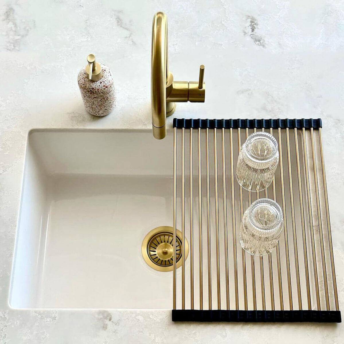 TURNER HASTINGS ROLL-UP SINK DRAINER 436MM BRUSHED BRASS