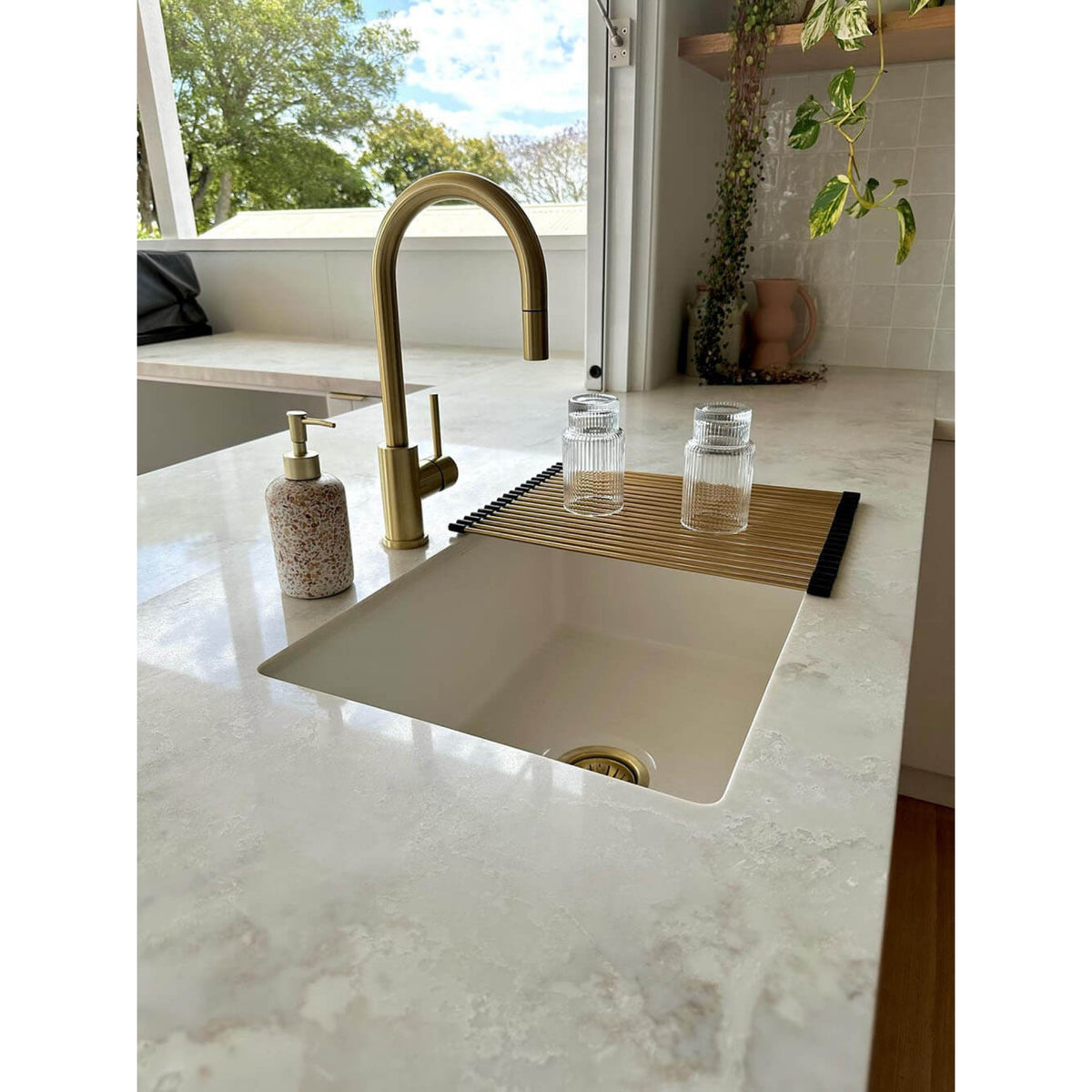 TURNER HASTINGS ROLL-UP SINK DRAINER 436MM BRUSHED BRASS