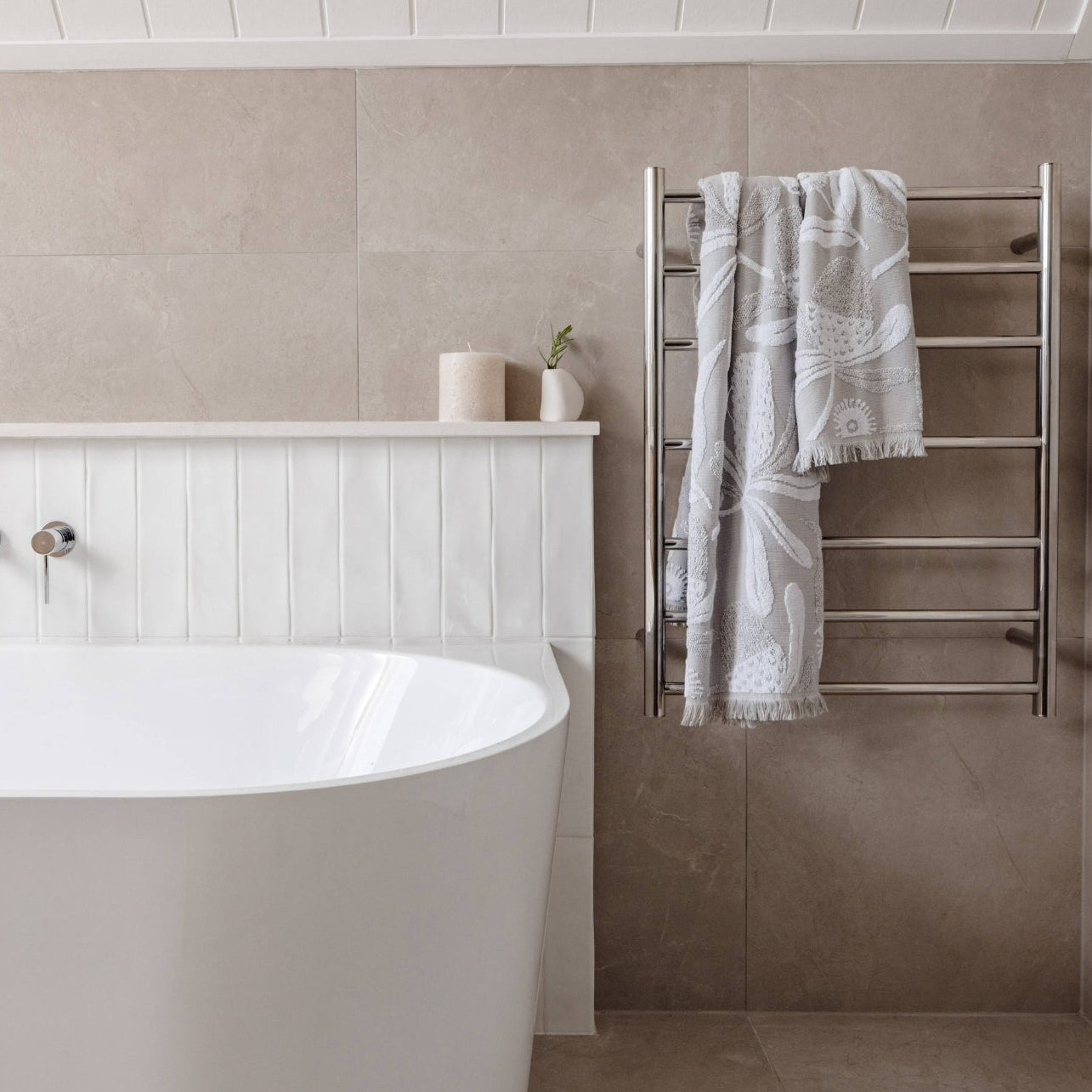 THERMOGROUP ROUND LADDER HEATED TOWEL RAIL STAINLESS STEEL 800MM