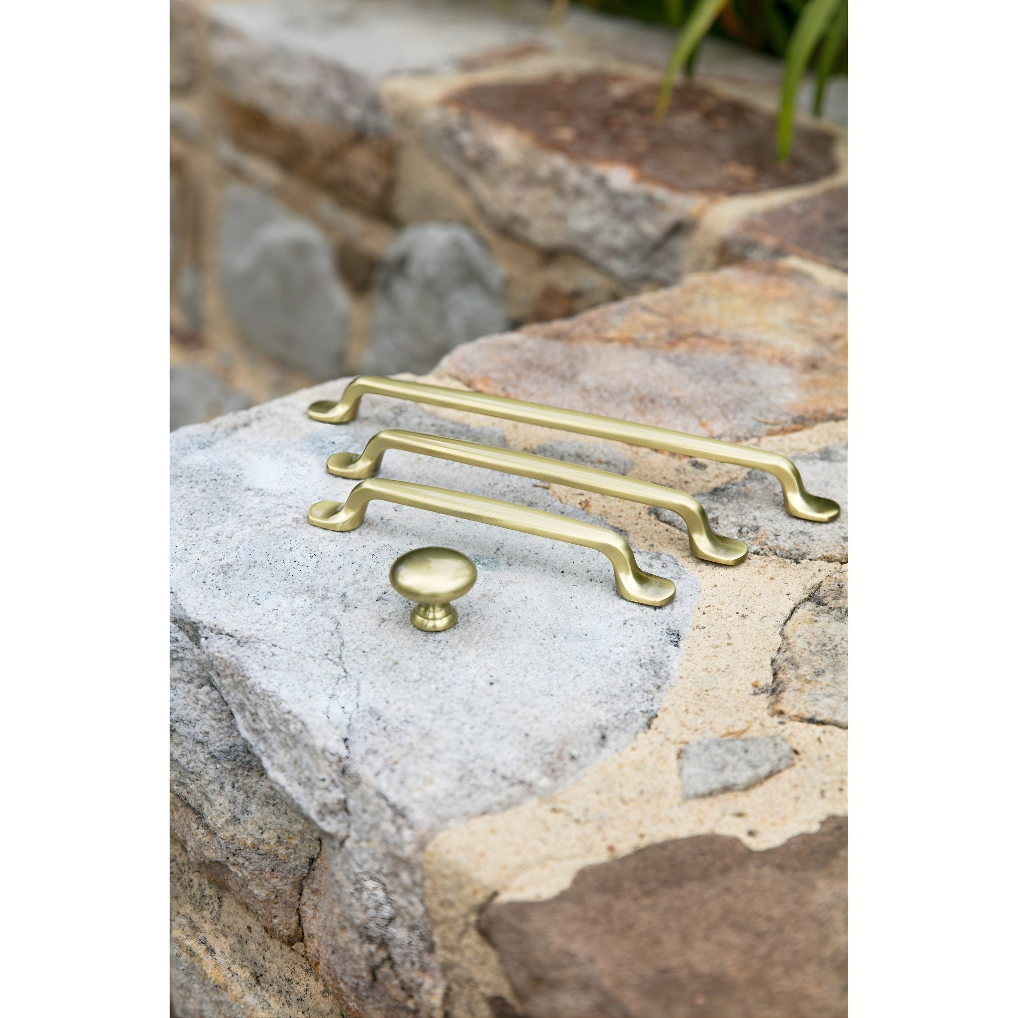 TURNER HASTINGS TUTTO CABINET HANDLE BRUSHED BRASS (MULTIPLE SIZES AVAILABLE)
