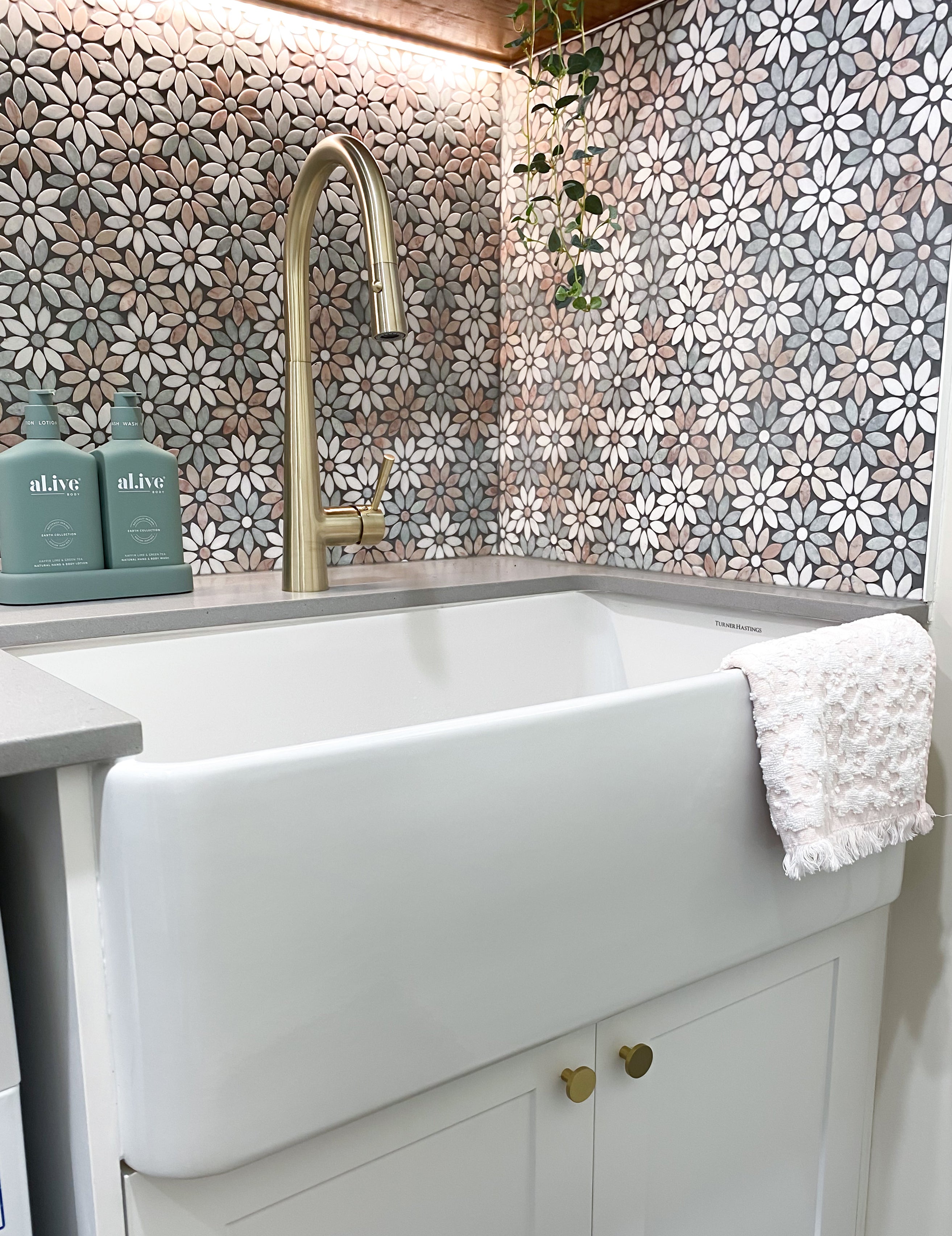 TURNER HASTINGS NOVI FARMHOUSE BUTLER SINK WITH OVERFLOW GLOSS WHITE 765MM