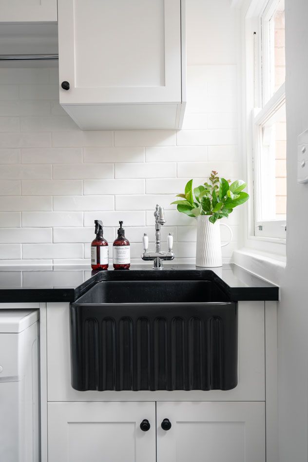 TURNER HASTINGS NOVI RIBBED FARMHOUSE BUTLER SINK WITH OVERFLOW MATTE BLACK 500MM