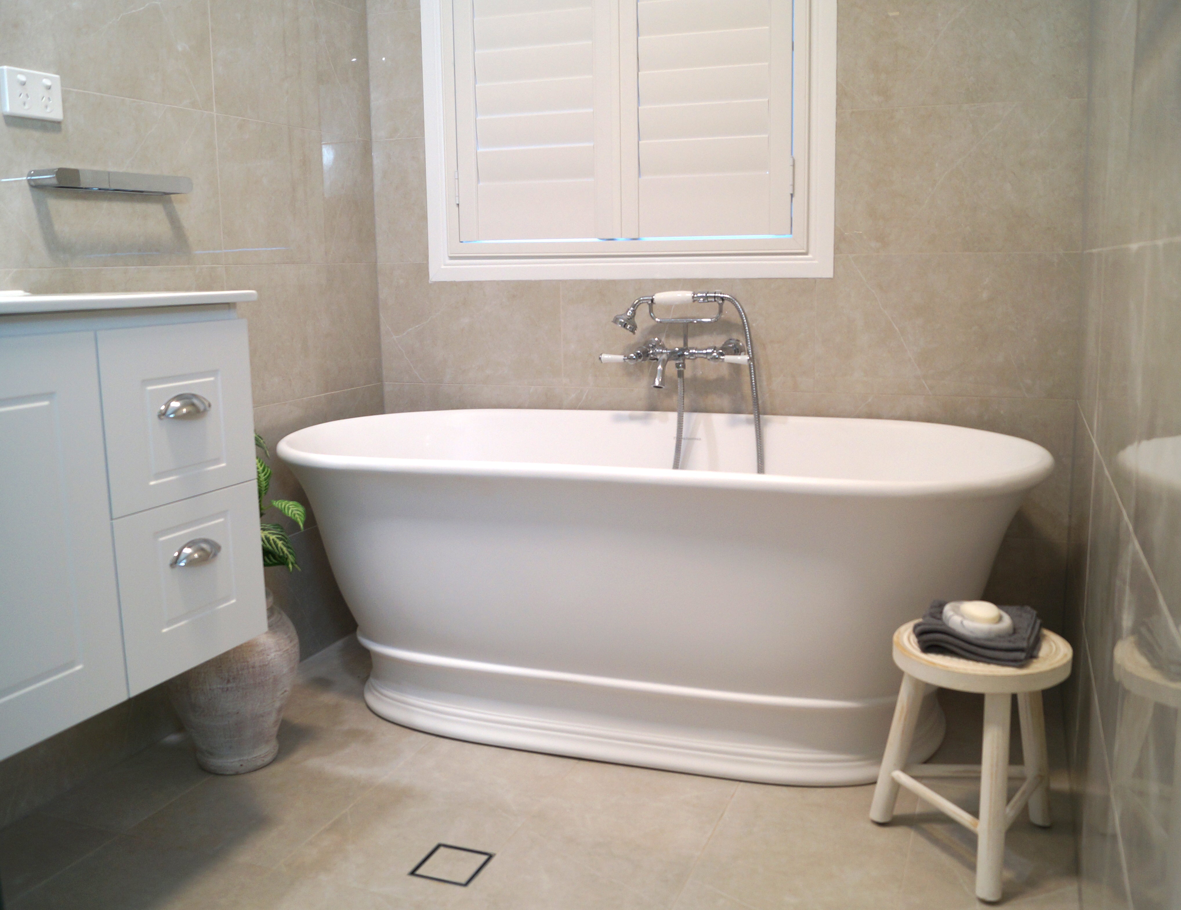 TURNER HASTINGS CAMBRIDGE TITANCAST SOLID SURFACE FREESTANDING BATHTUB SATIN SILK WHITE 1555MM