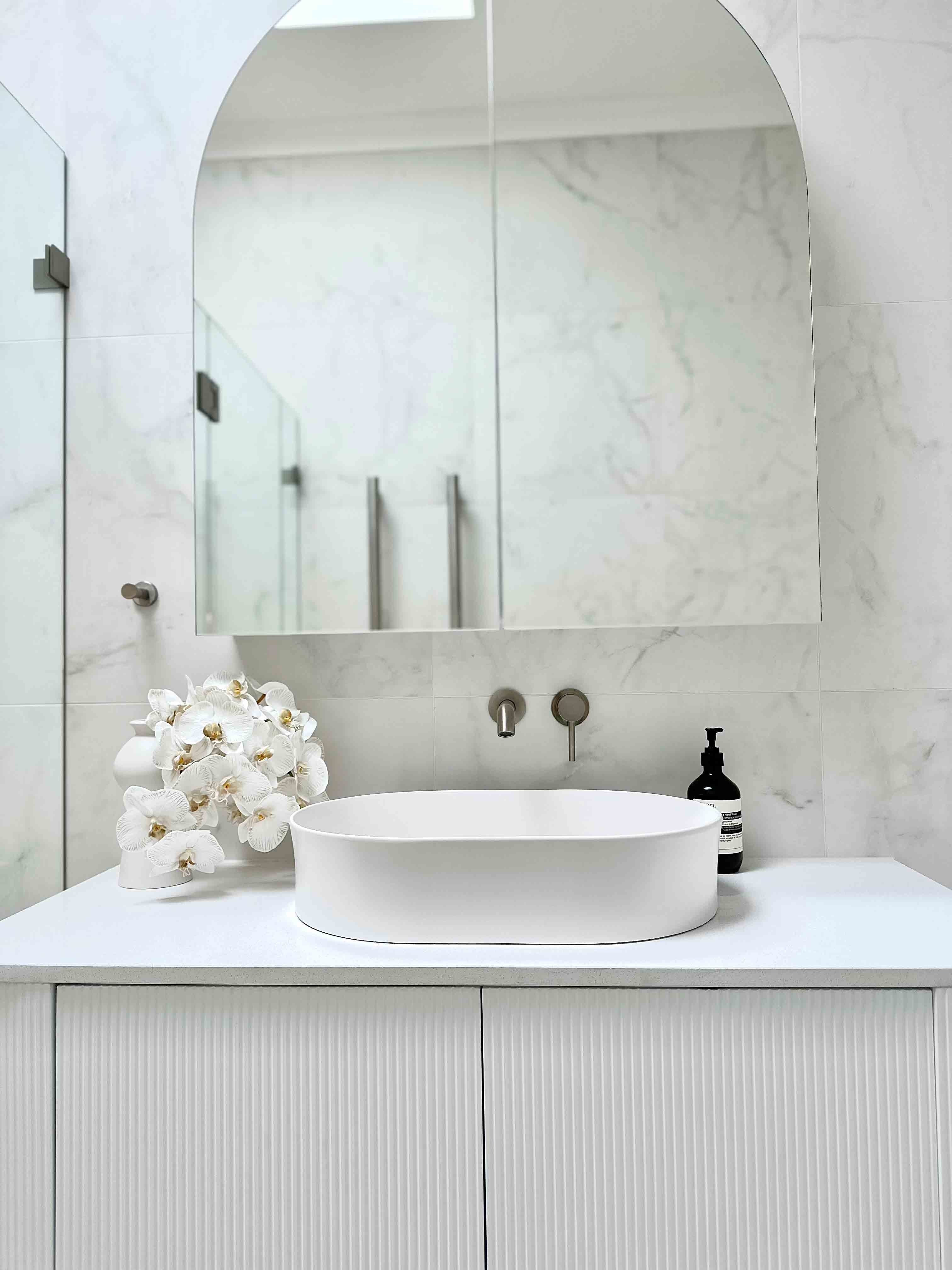TURNER HASTINGS FINO OVAL ABOVE COUNTER FIRECLAY BASIN MATTE WHITE 549MM