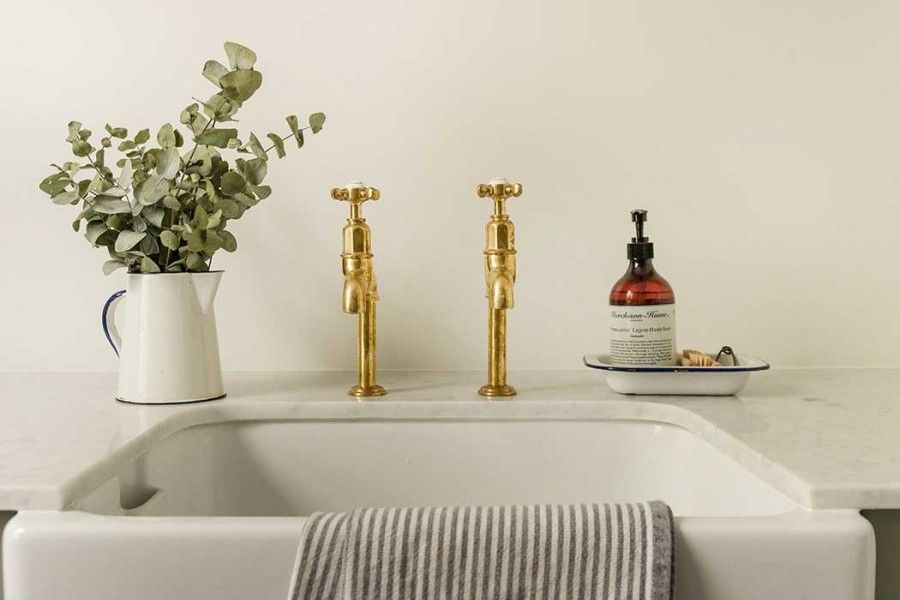 TURNER HASTINGS BELFAST FARMHOUSE BUTLER SINK WITH INTERNAL OVERFLOW GLOSS WHITE 600MM