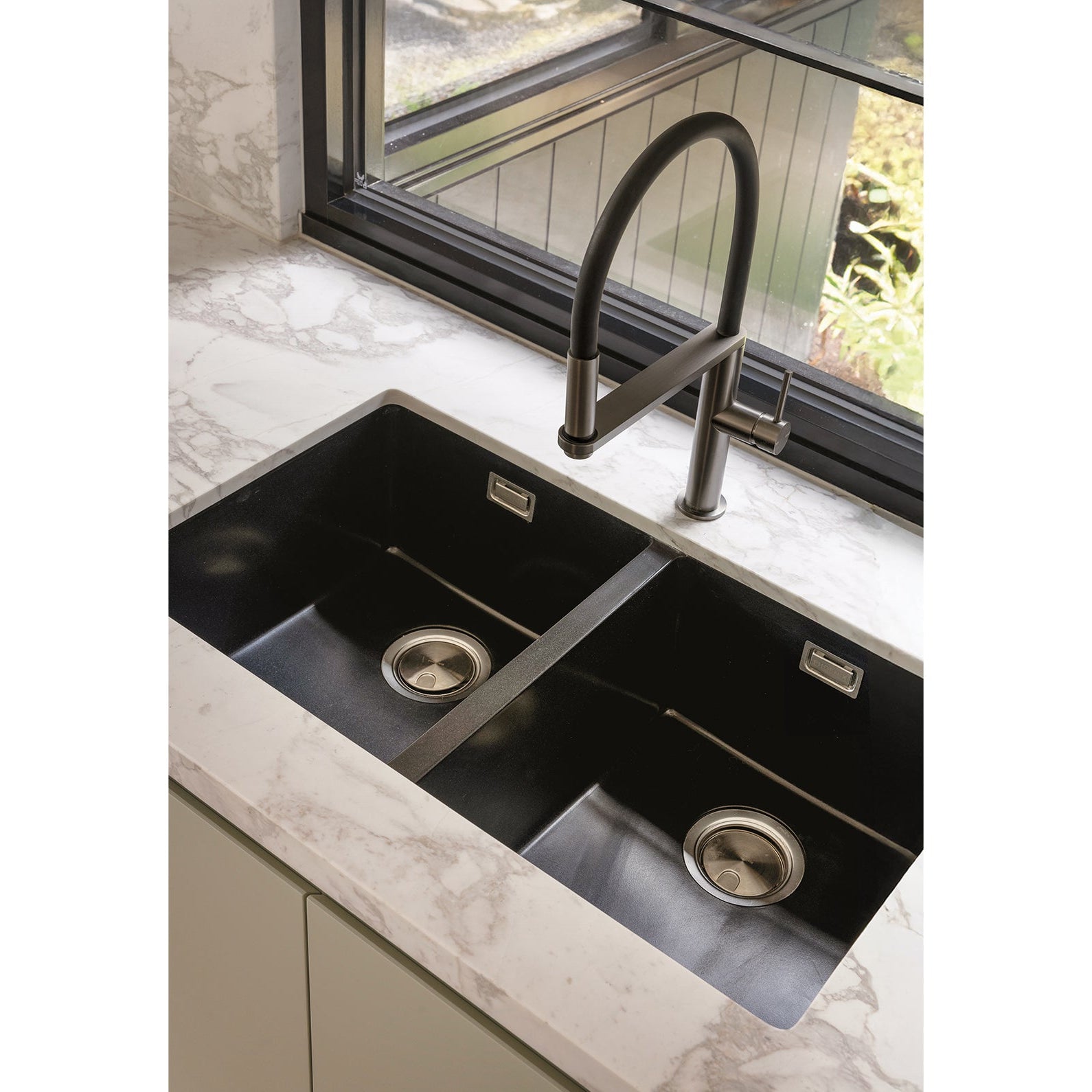 PHOENIX BLIX LEAD FREE FLEXIBLE HOSE SINK MIXER 447MM BRUSHED CARBON