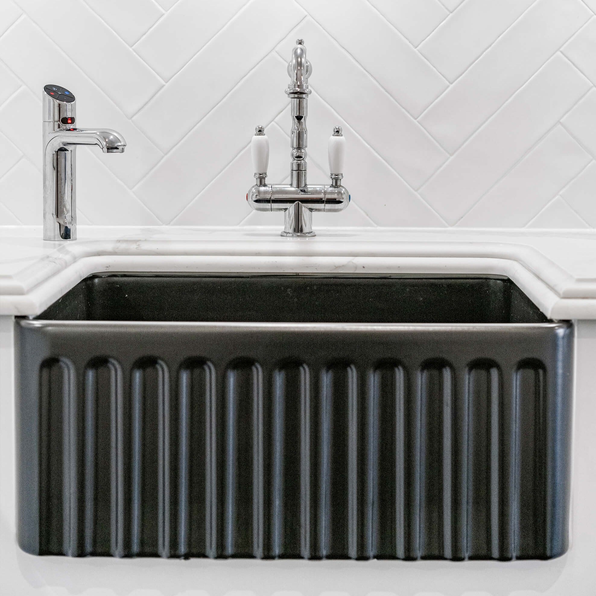 TURNER HASTINGS NOVI RIBBED FARMHOUSE BUTLER SINK WITH OVERFLOW MATTE BLACK 600MM
