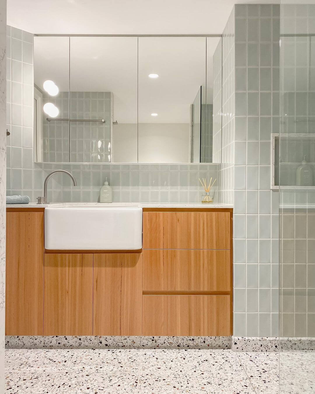 TURNER HASTINGS NOVI FARMHOUSE BUTLER SINK WITH OVERFLOW GLOSS WHITE 600MM