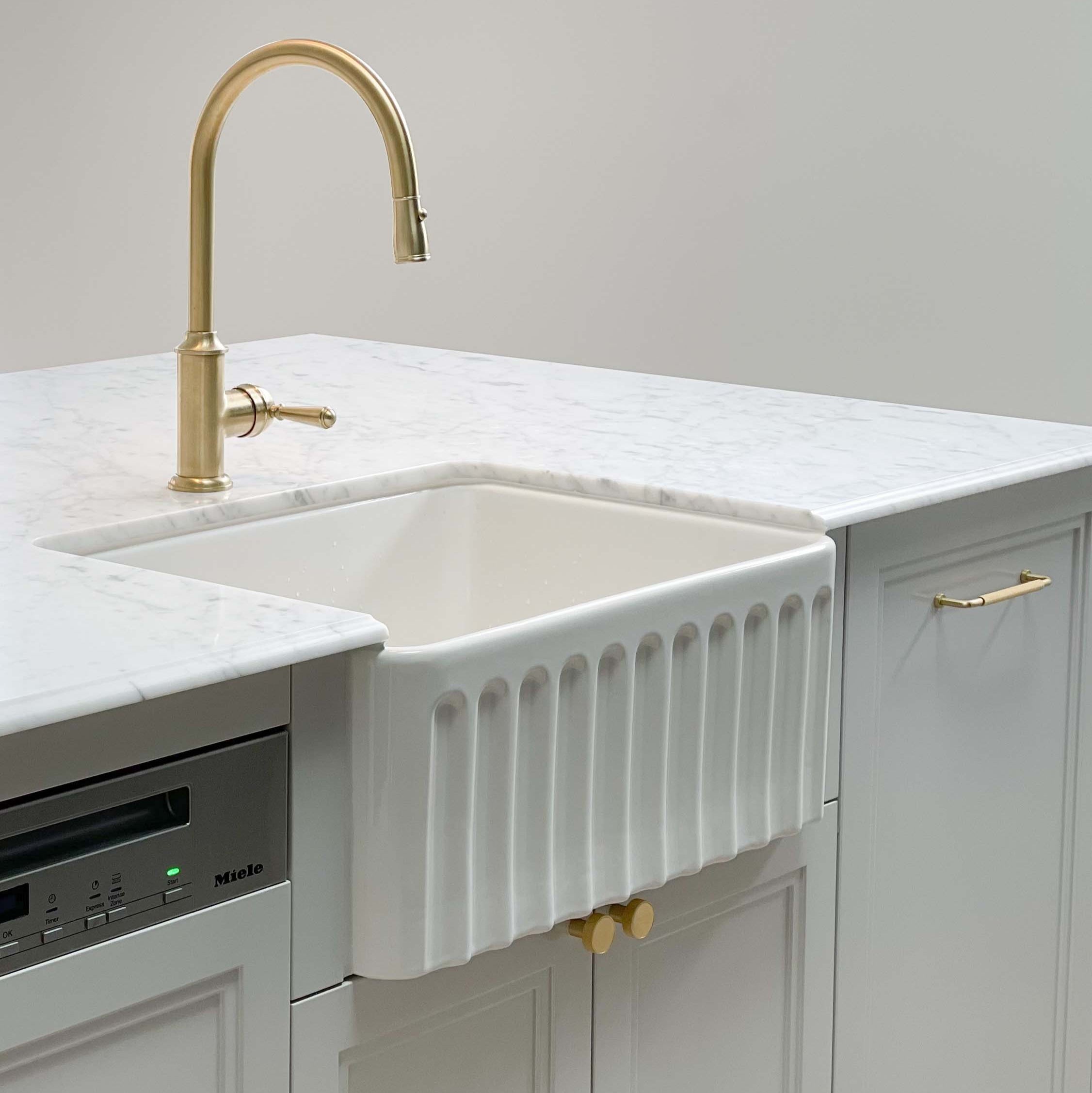 TURNER HASTINGS NOVI RIBBED FARMHOUSE BUTLER SINK WITH OVERFLOW GLOSS WHITE 600MM