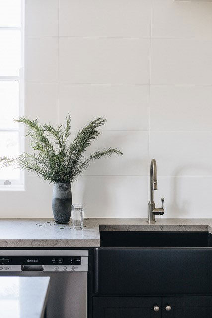 TURNER HASTINGS NOVI FARMHOUSE BUTLER SINK WITH OVERFLOW MATTE BLACK 765MM