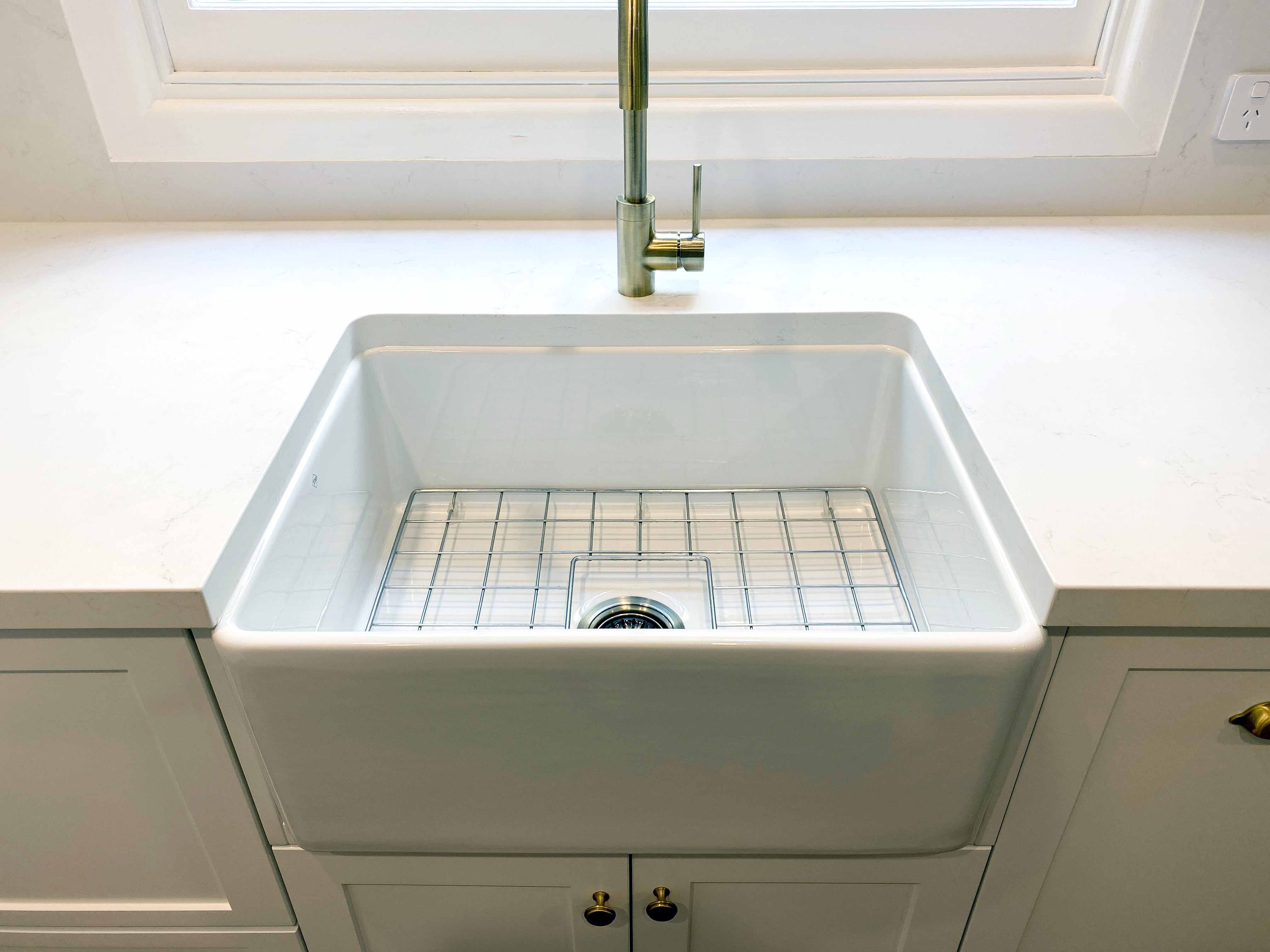 TURNER HASTINGS NOVI FARMHOUSE BUTLER SINK WITH OVERFLOW GLOSS WHITE 600MM