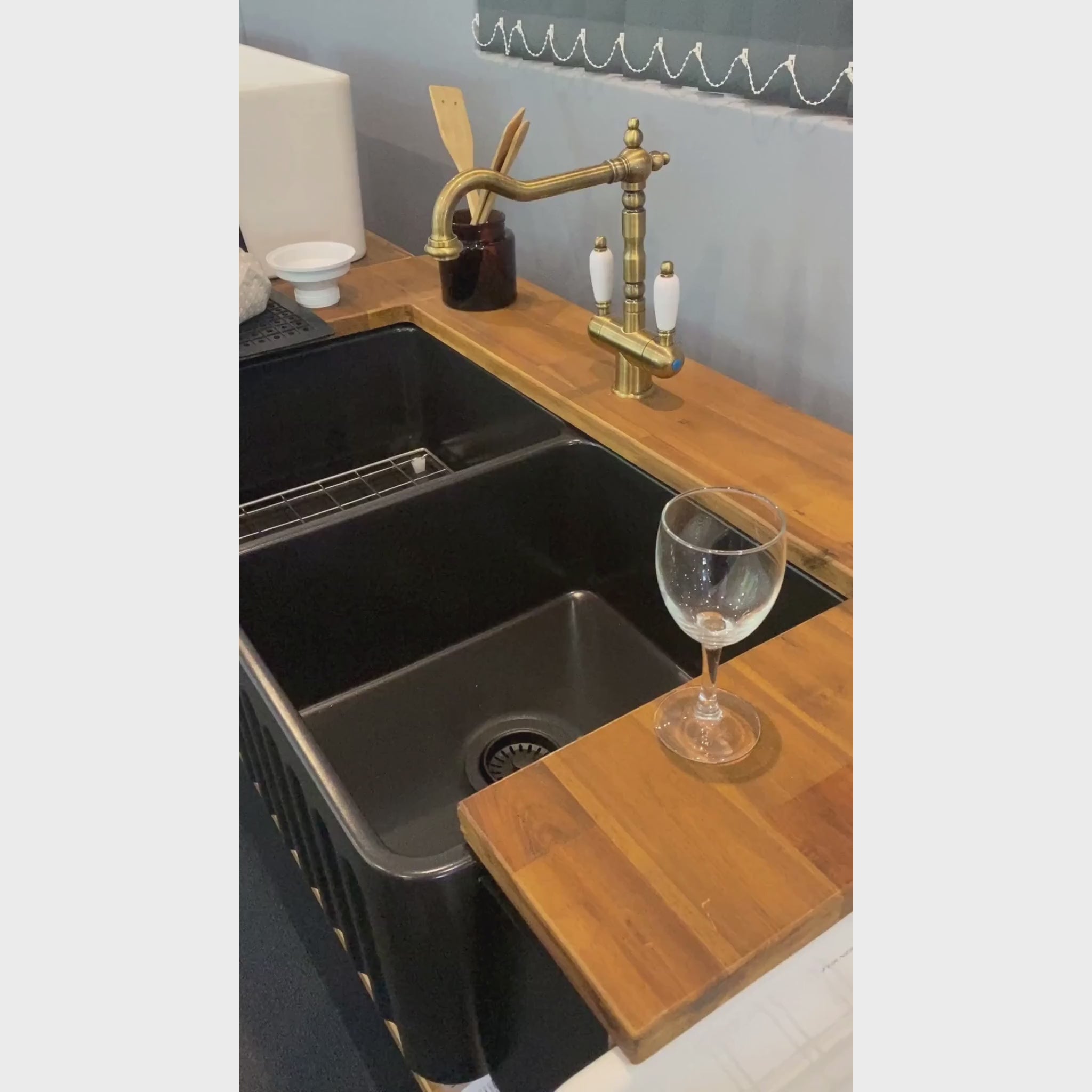 TURNER HASTINGS CUISINE PROTECTIVE SINK GRID 570MM BRUSHED BRASS