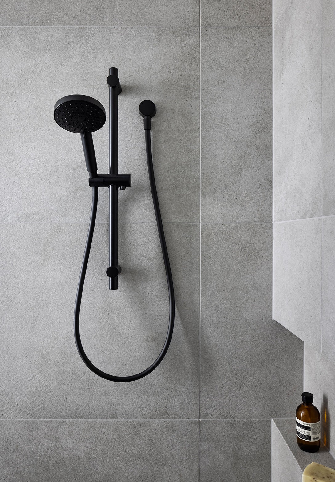 PHOENIX VIVID RAIL SHOWER MATTE BLACK